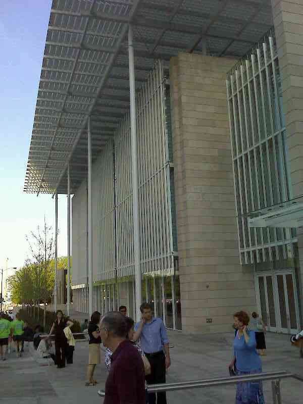 New Modern Wing Art Institute exterior Piano's design includes a facade of Indiana limestone, white steel, and aluminum topped with a "flying carpet" flat roof.